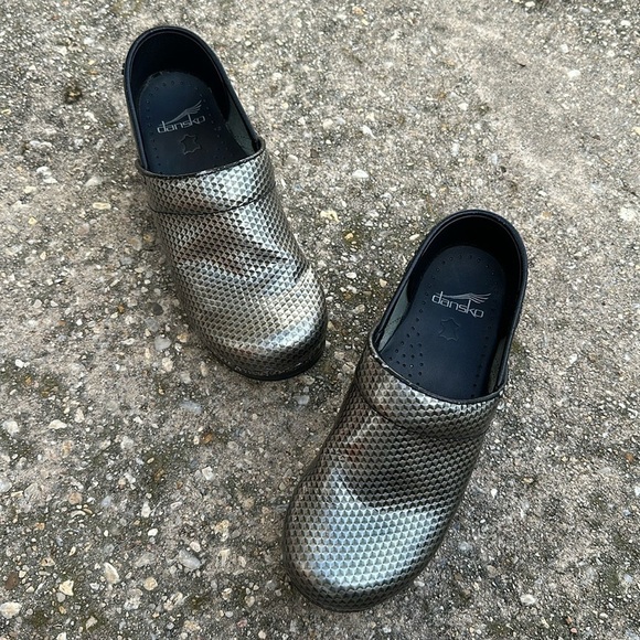 Dansko Metallic Sequin Print Closed Back Clogs Shoes Siz 37 Leather Nursing Work - Picture 2 of 9